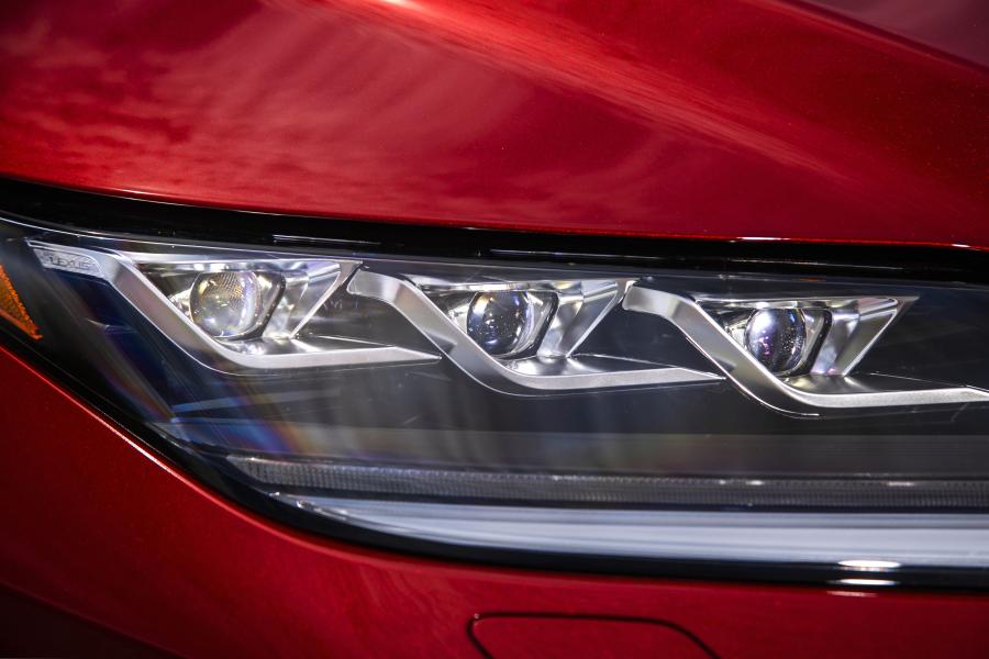 Детали экстерьера Lexus RX350 F-Sport 2019 года  (NA) (фото 33 из 38)
